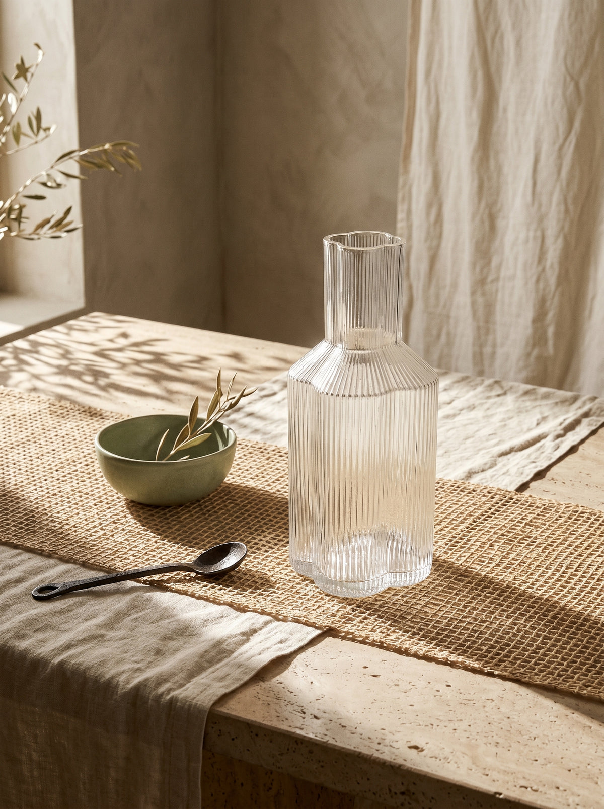 Carafe Trèfle en verre, mise en scène sur une table dressée – Maison Azuria