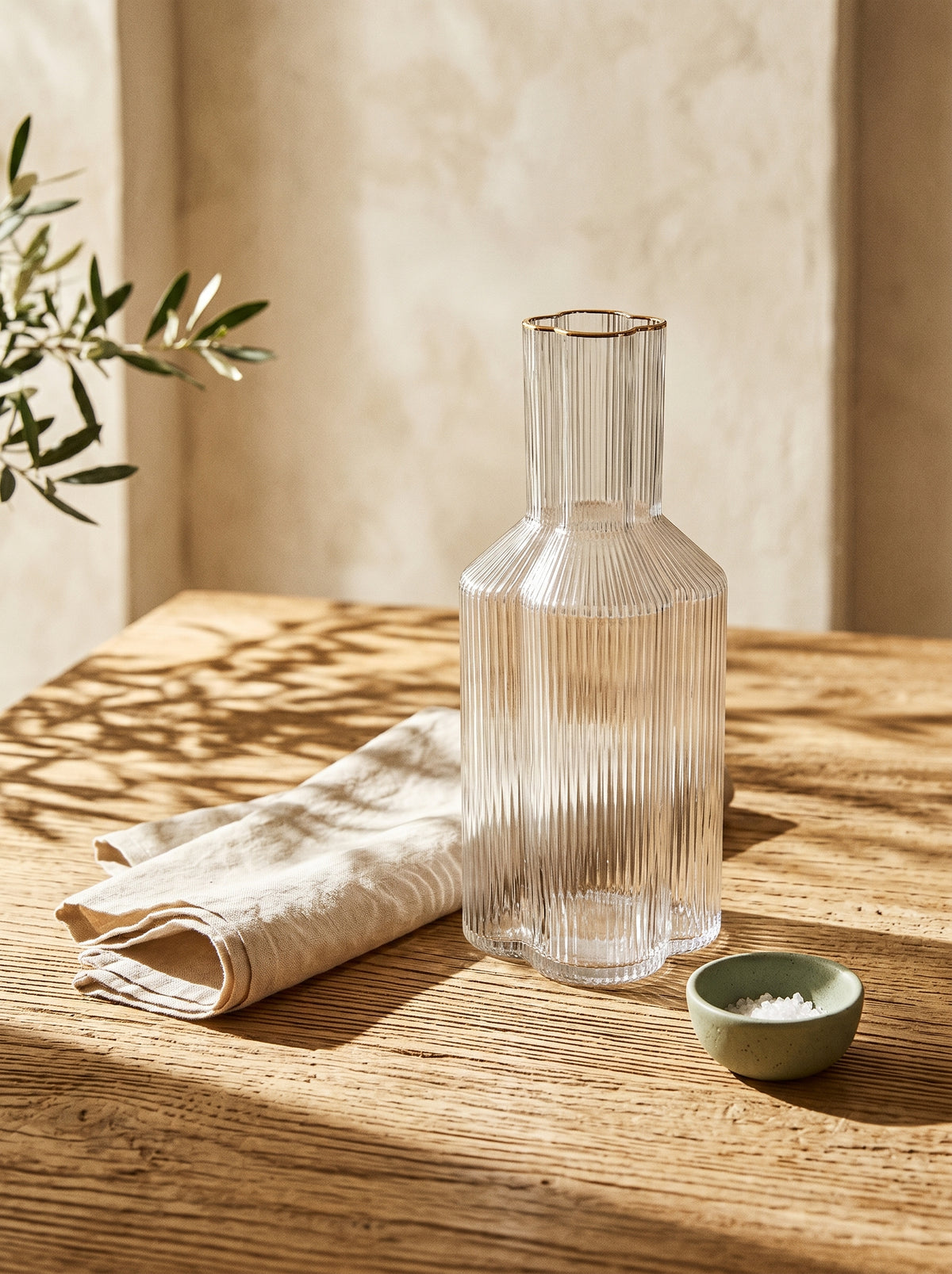 Carafe Trèfle en verre, Liseré doré, mise en scène sur une table dressée – Maison Azuria