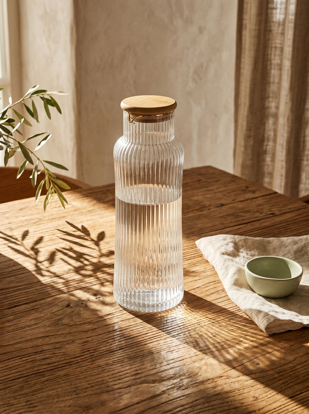 Carafe en verre avec bec, Liseré doré, mise en scène sur une table dressée – Maison Azuria