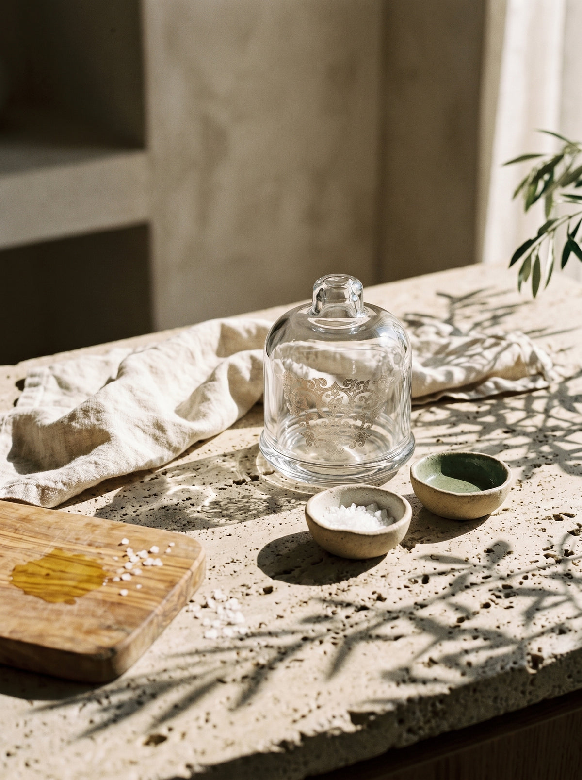 Cloche en verre orientale argenté, sur une table de réception – Maison Azuria
