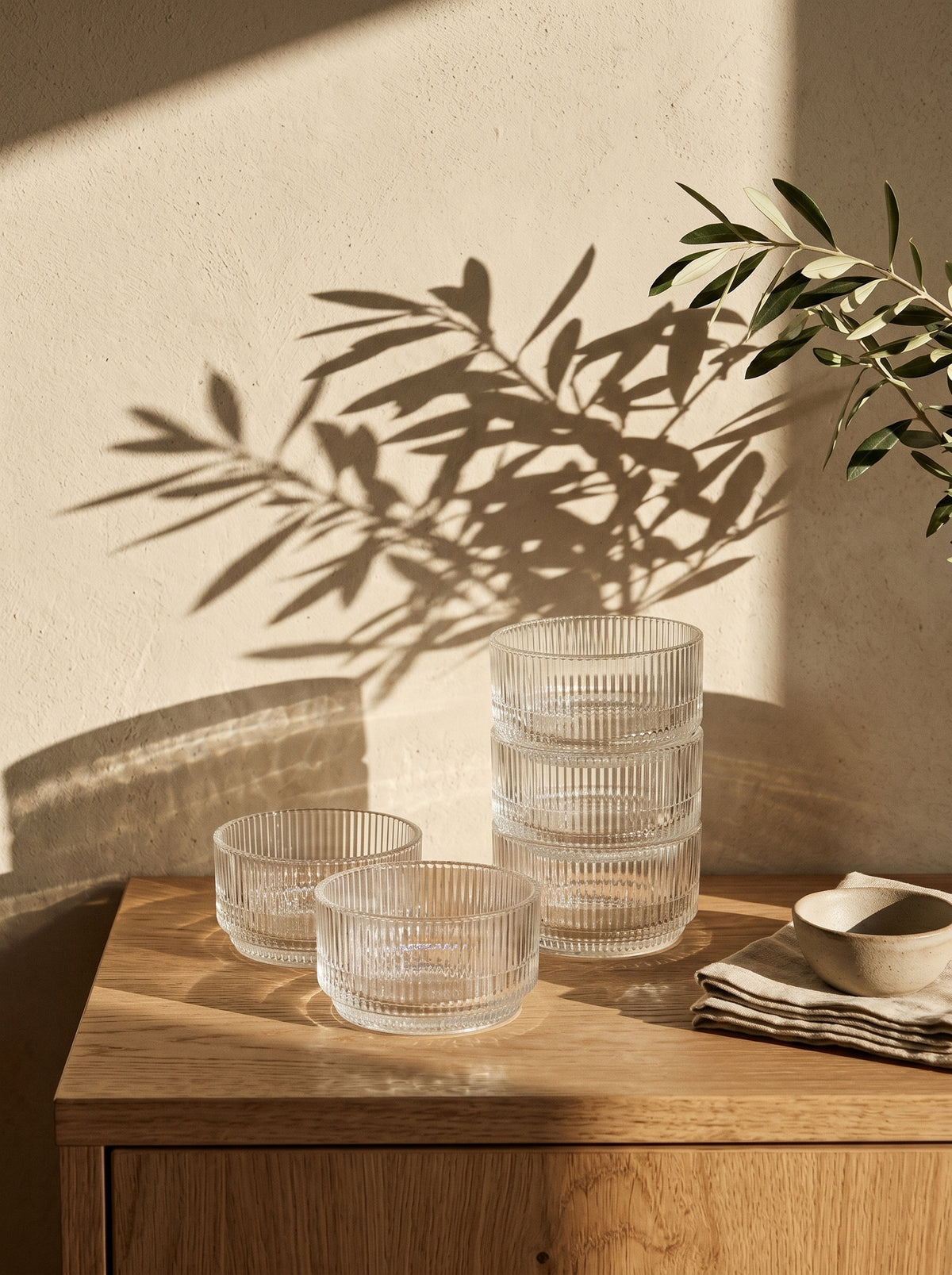 Coupelle en verre strié Stripes à l'unité, mise en scène sur une table dressée – Maison Azuria
