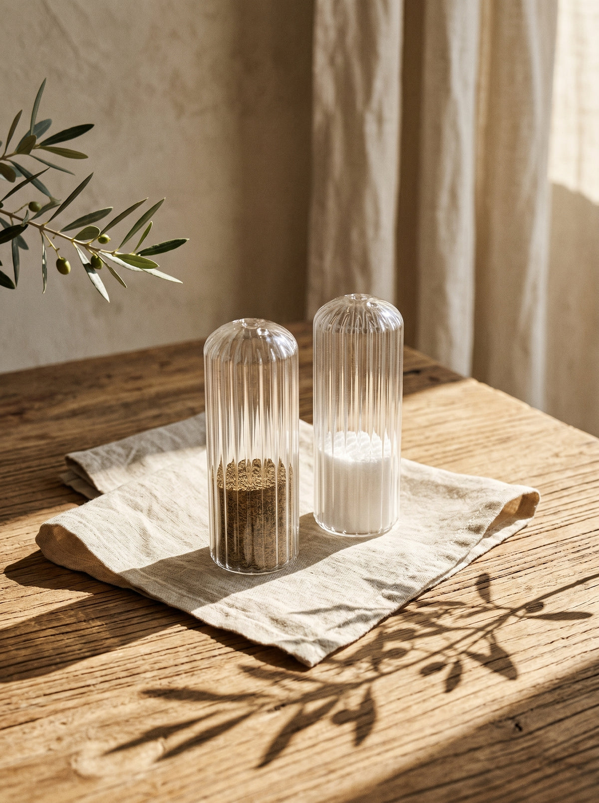 Ensemble Salière et Poivrière en verre, mise en scène sur une table dressée – Maison Azuria