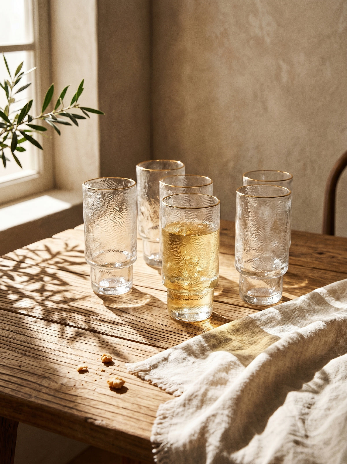 Lot de 6 grands Verres Ice, Liseré Doré, mise en scène sur une table dressée – Maison Azuria