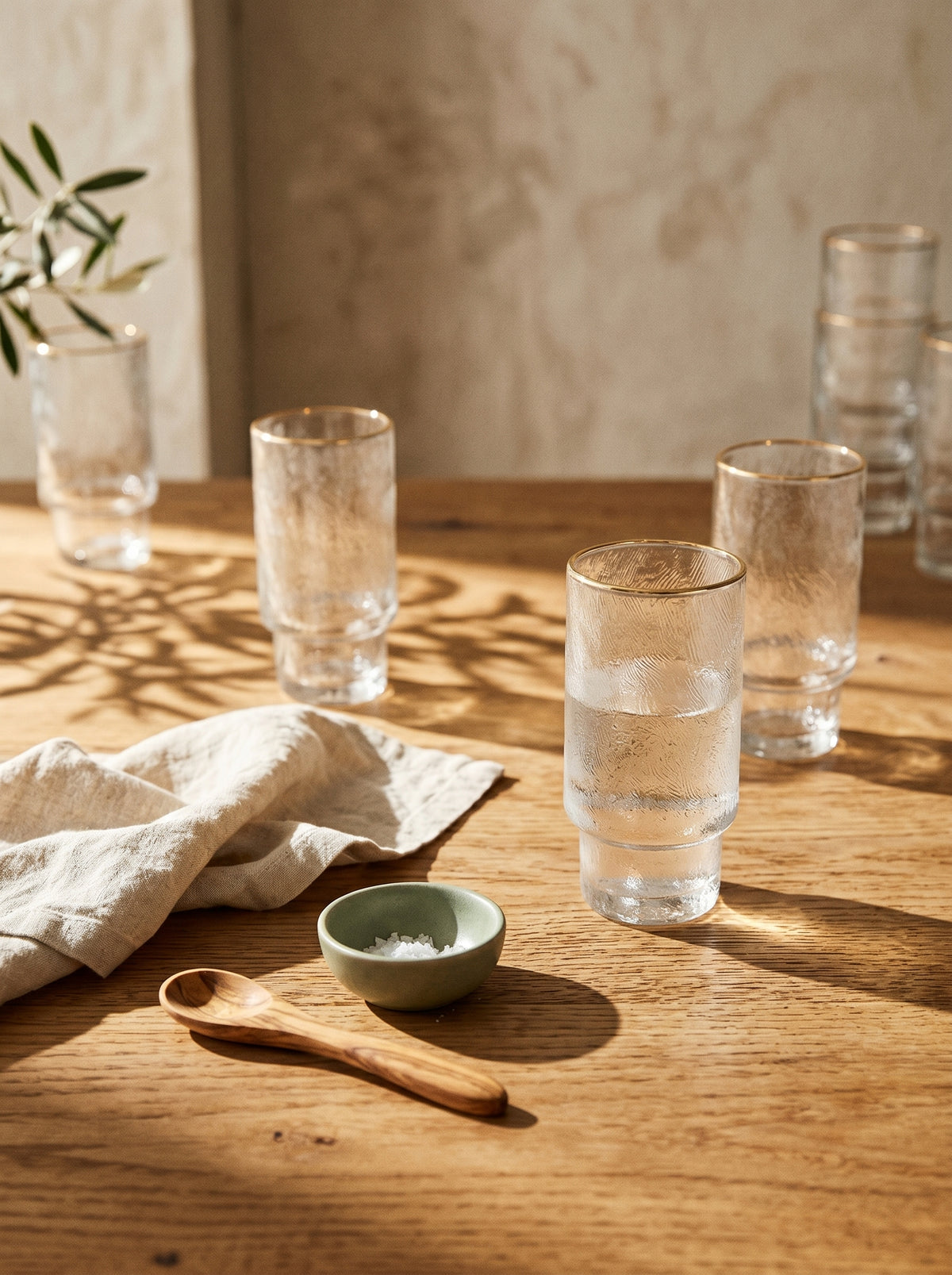 Lot de 6 grands Verres Ice, Liseré Doré, sur une table de réception – Maison Azuria