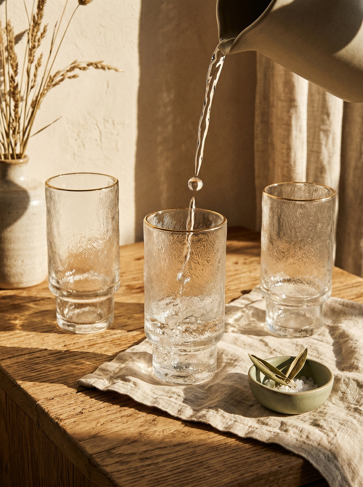 Lot de 6 grands Verres Ice, Liseré Doré, mise en scène sur une table dressée – Maison Azuria