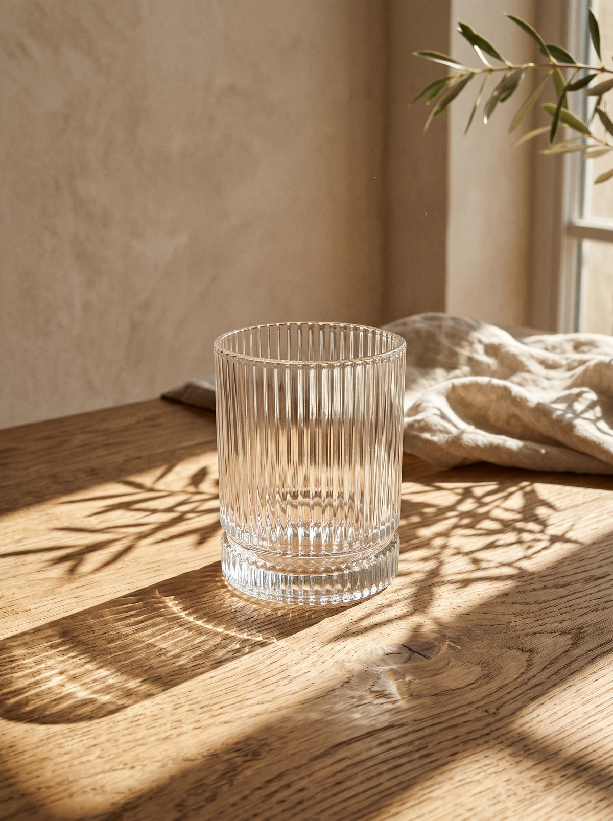 Lot de 6 Grands Verres Lìnea, mise en scène sur une table dressée – Maison Azuria