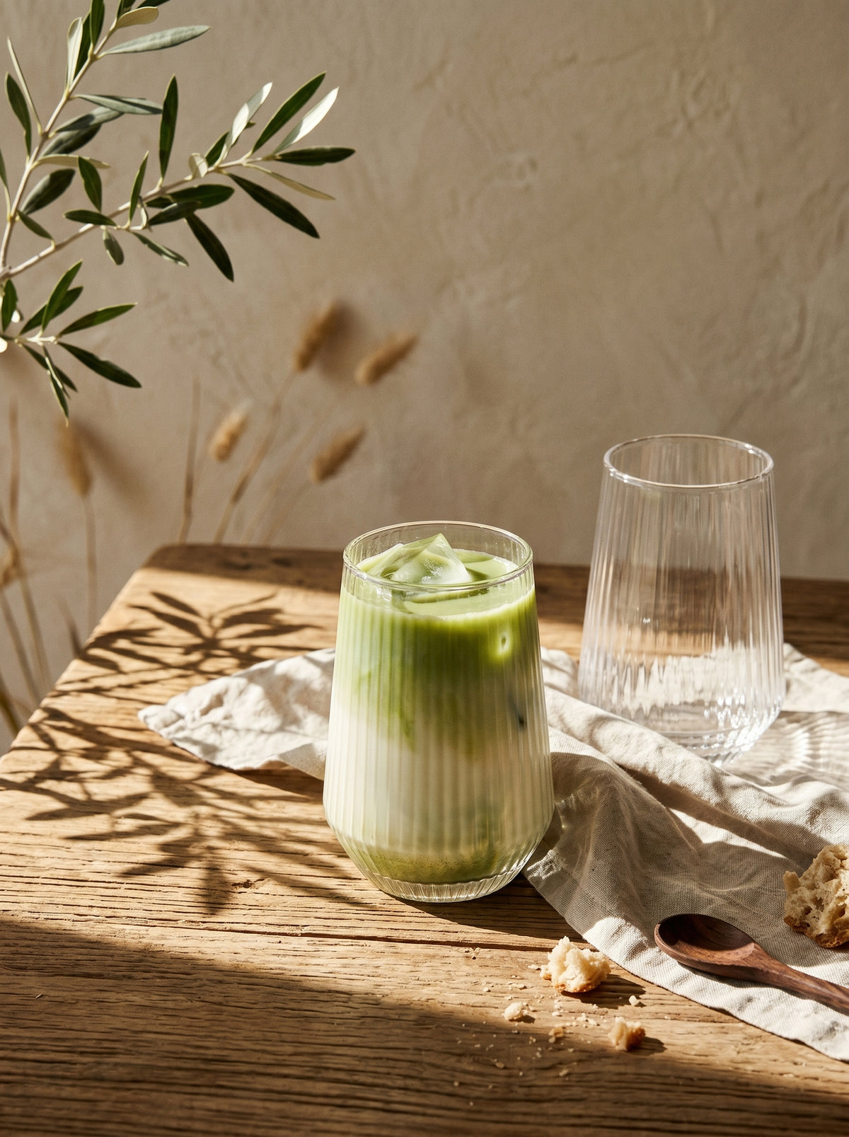 Lot de 6 Grands Verres Lìnes, mise en scène sur une table dressée – Maison Azuria