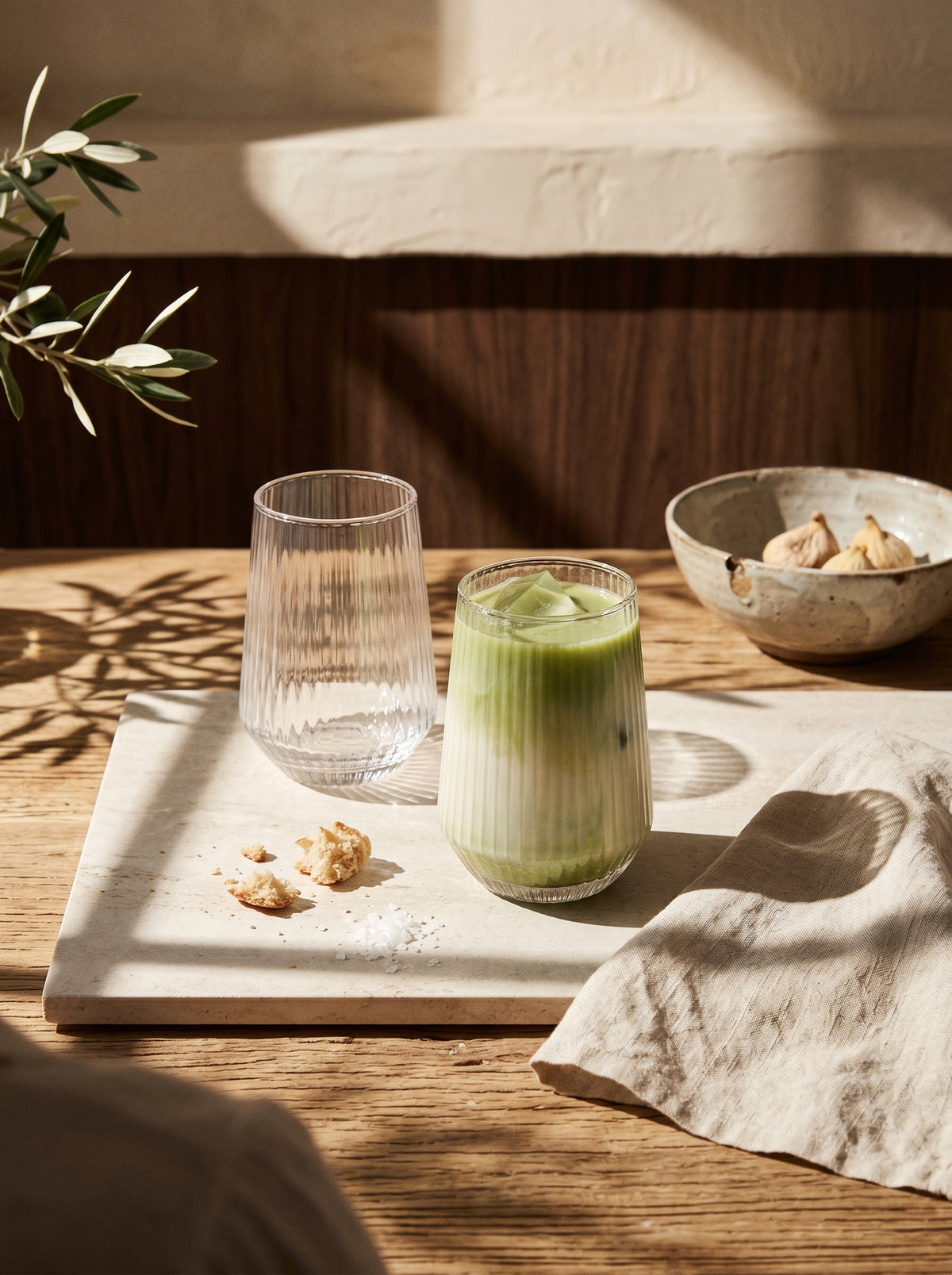 Lot de 6 Grands Verres Lìnes, en situation, lumière naturelle – Maison Azuria