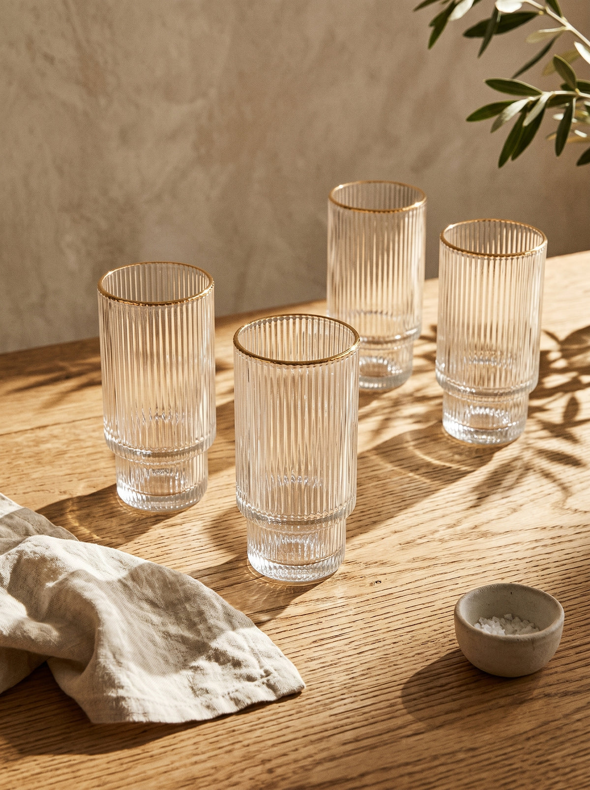 Lot de 6 grands Verres Lines, Liseré Doré, mise en scène sur une table dressée – Maison Azuria