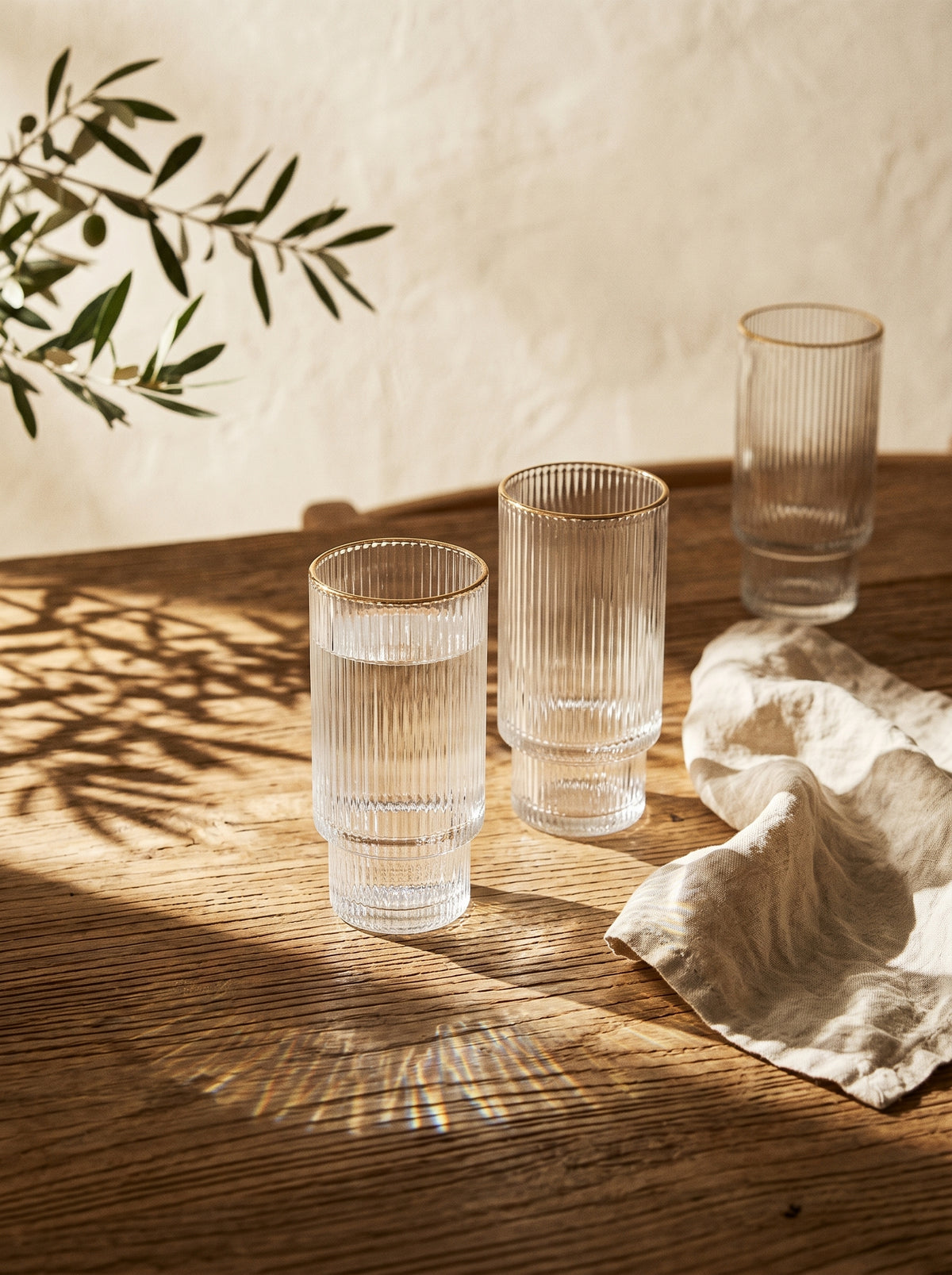 Lot de 6 grands Verres Lines, Liseré Doré, dans un décor de table sobre – Maison Azuria