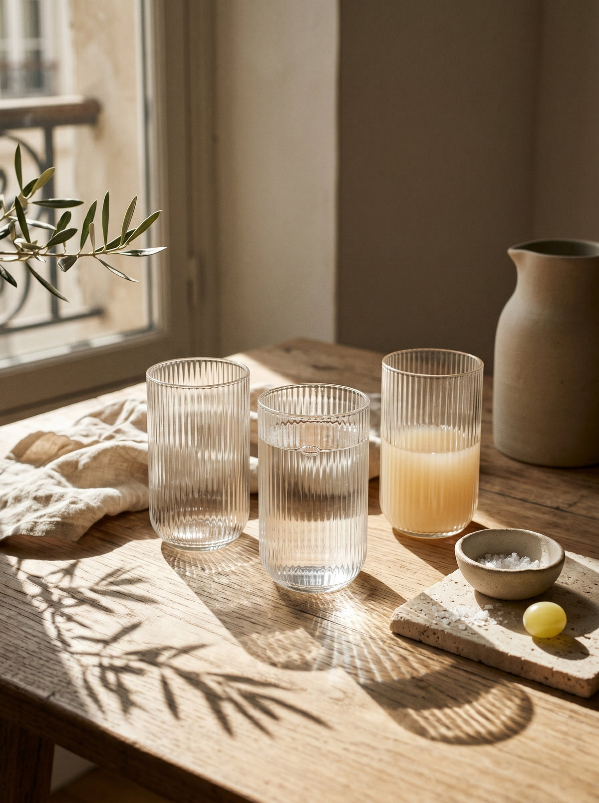Lot de 6 Grands Verres Stripped, mise en scène sur une table dressée – Maison Azuria