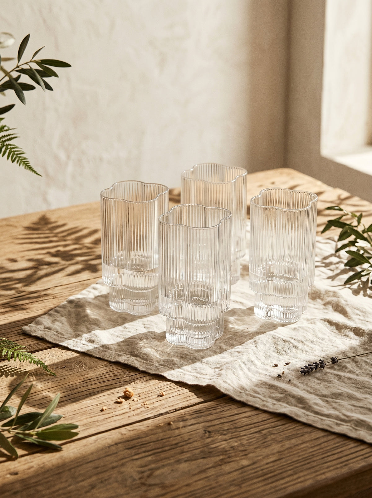 Lot de 6 grands verres Trèfle, en situation, lumière naturelle – Maison Azuria