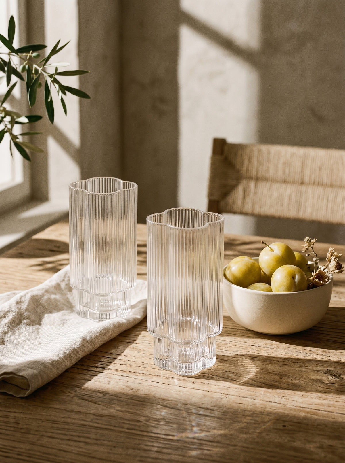 Lot de 6 grands verres Trèfle, dans un décor de table sobre – Maison Azuria