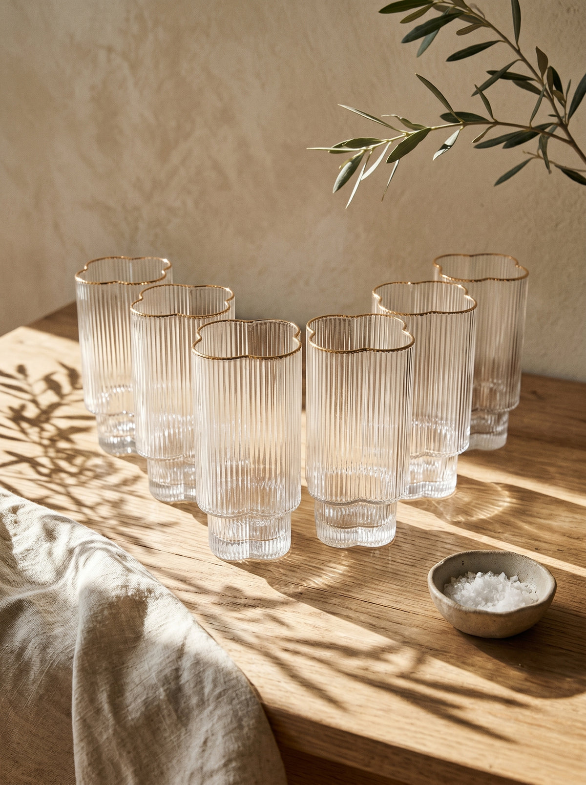 Lot de 6 Grands Verres Trèfle, Liseré Doré, mise en scène sur une table dressée – Maison Azuria
