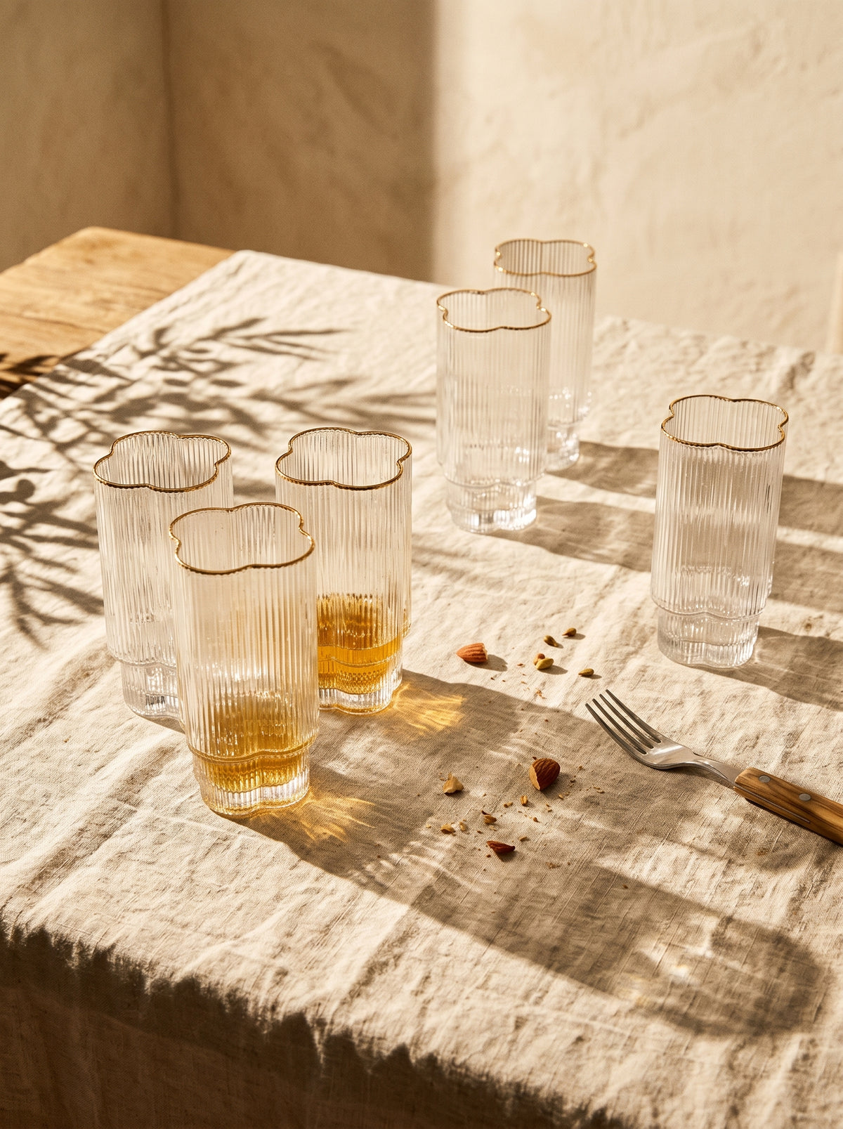 Lot de 6 Grands Verres Trèfle, Liseré Doré, en situation, lumière naturelle – Maison Azuria