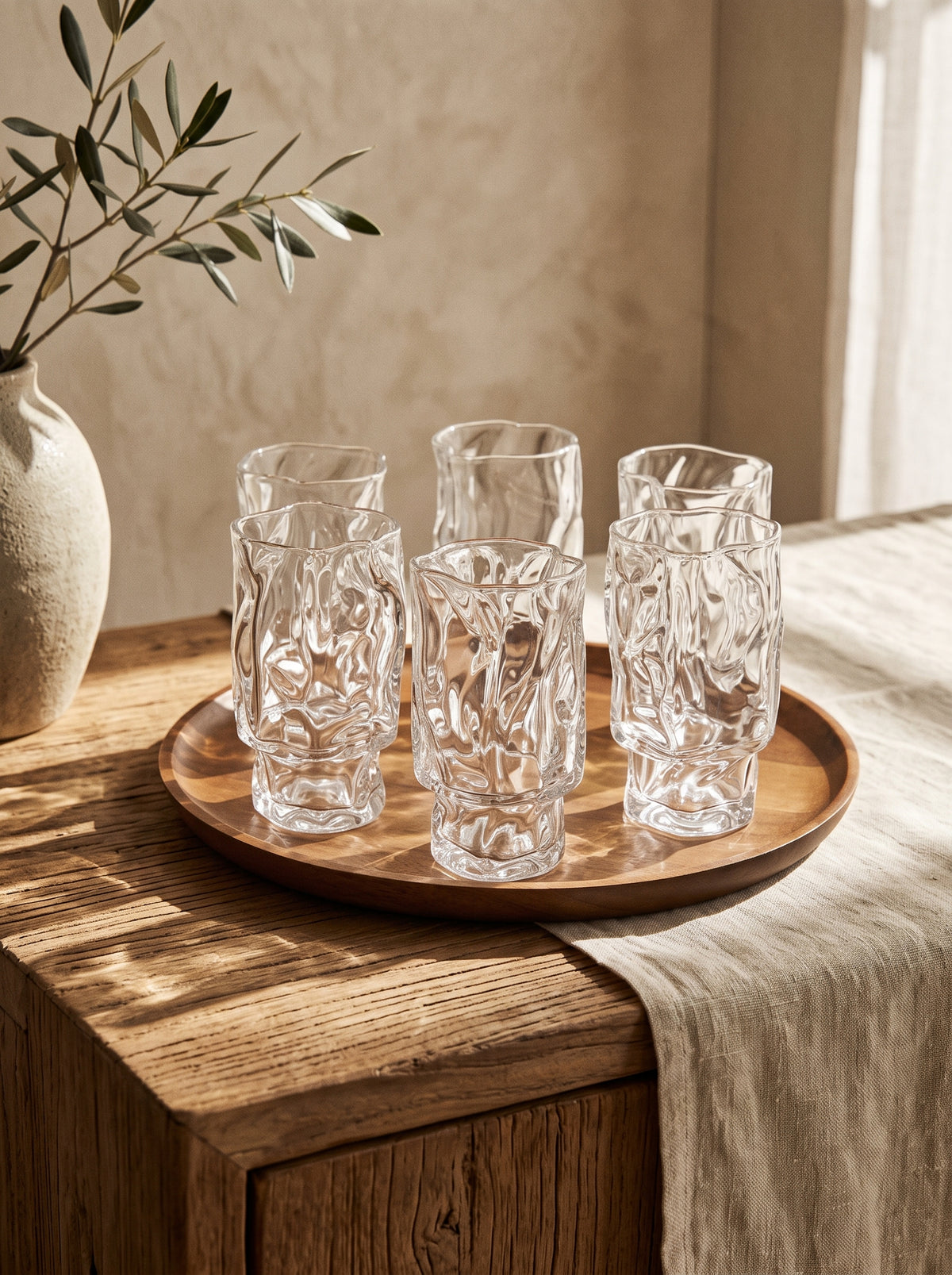 Lot de 6 Grands Verres Wave Nordic, mise en scène sur une table dressée – Maison Azuria