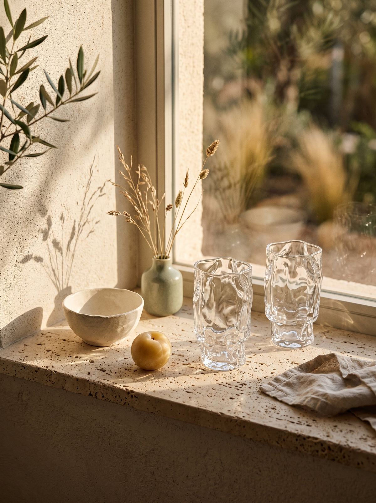 Lot de 6 Grands Verres Wave Nordic, en situation, lumière naturelle – Maison Azuria
