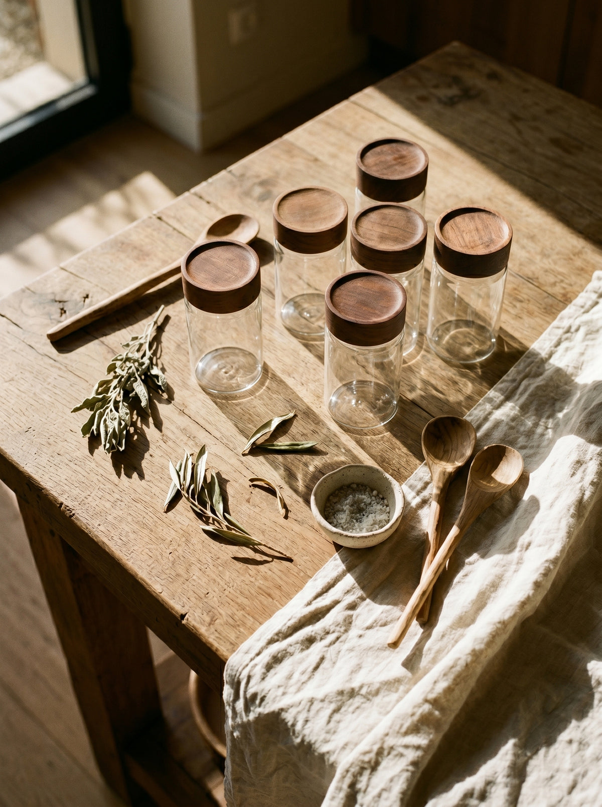 Lot de 6 pots à épices en bois d’acacia, 12 cm, en situation, lumière naturelle – Maison Azuria