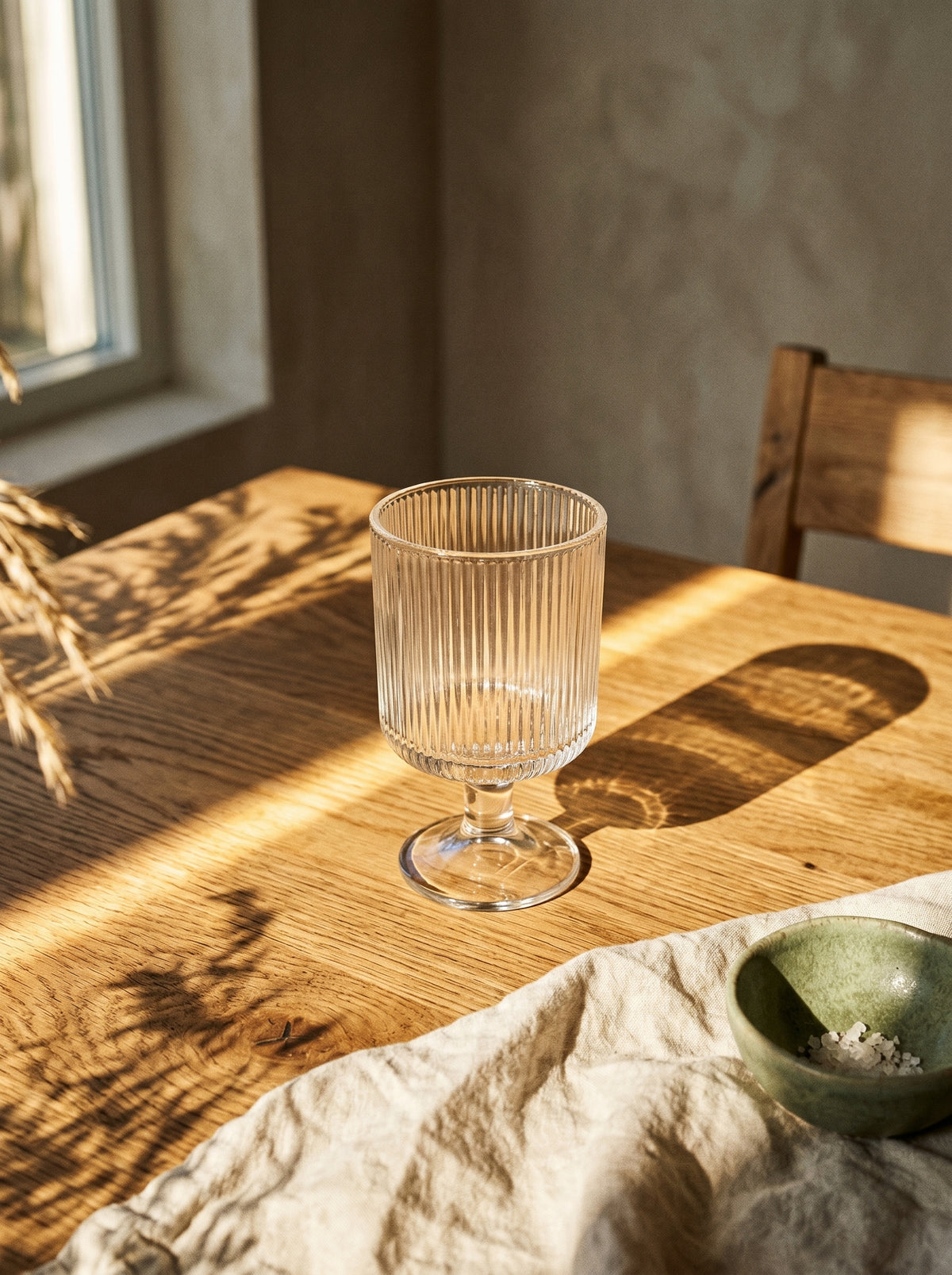 Lot de 6 verres à pied striés Lines, dans un décor de table sobre – Maison Azuria