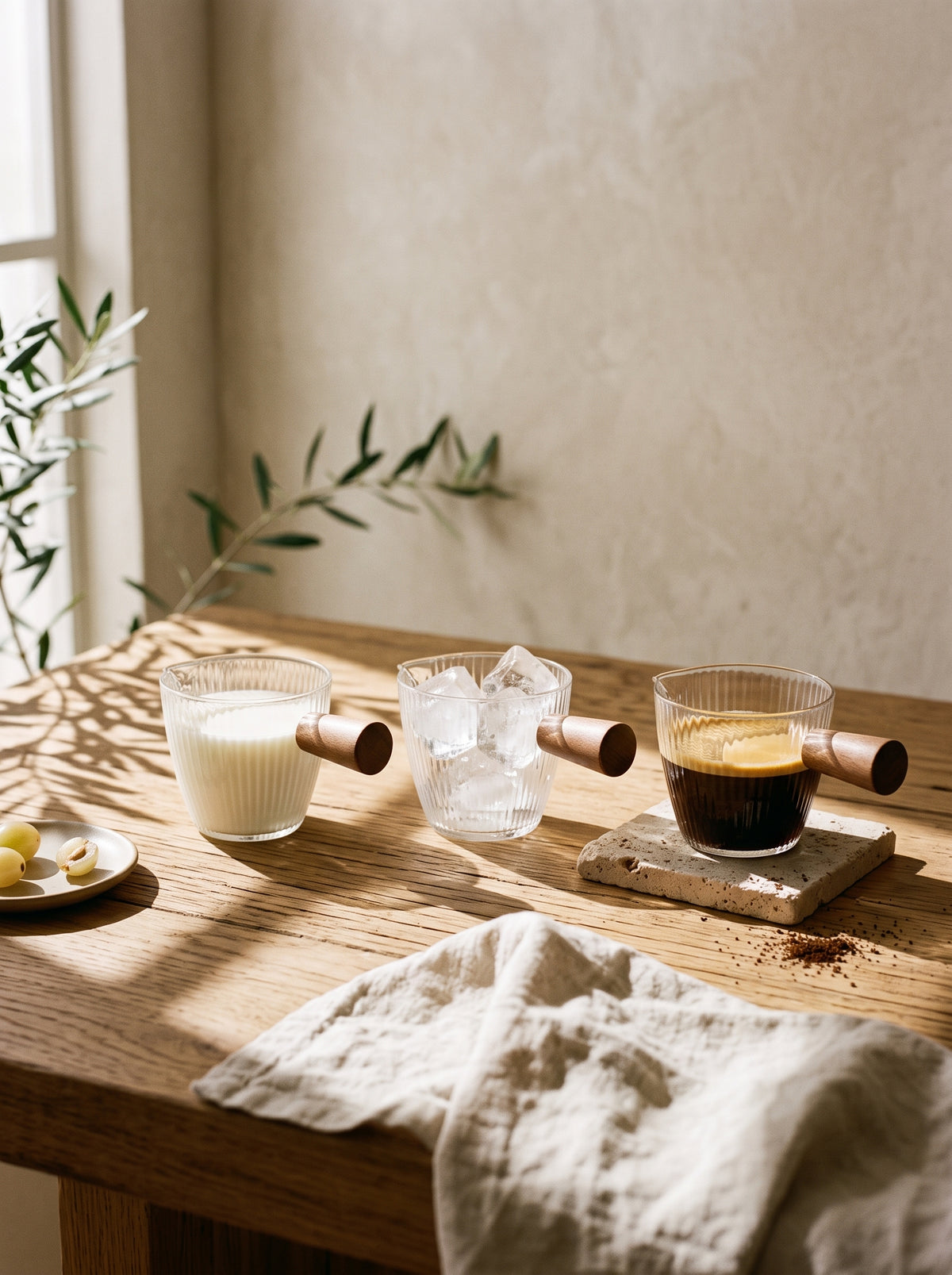 Petit Pot à lait en verre, mise en scène sur une table dressée – Maison Azuria
