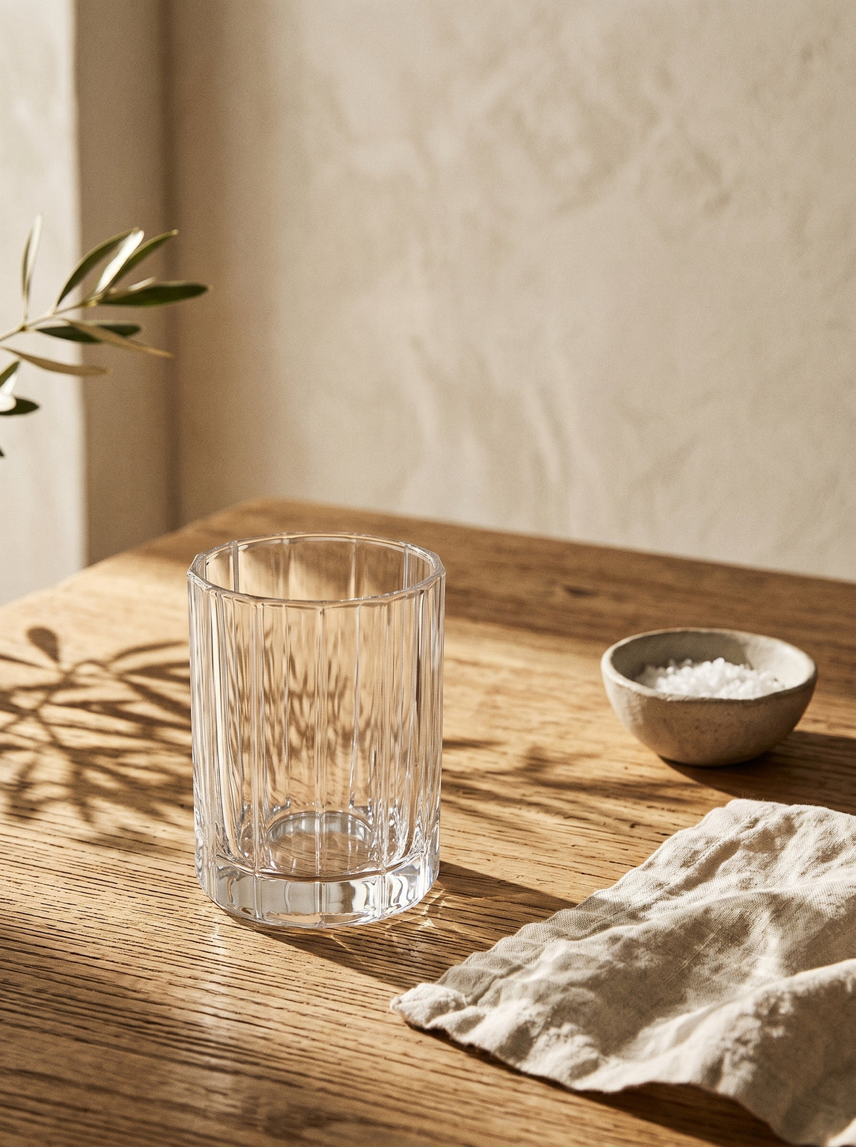 Lot de 2 Petit Verres Luno, mise en scène sur une table dressée – Maison Azuria