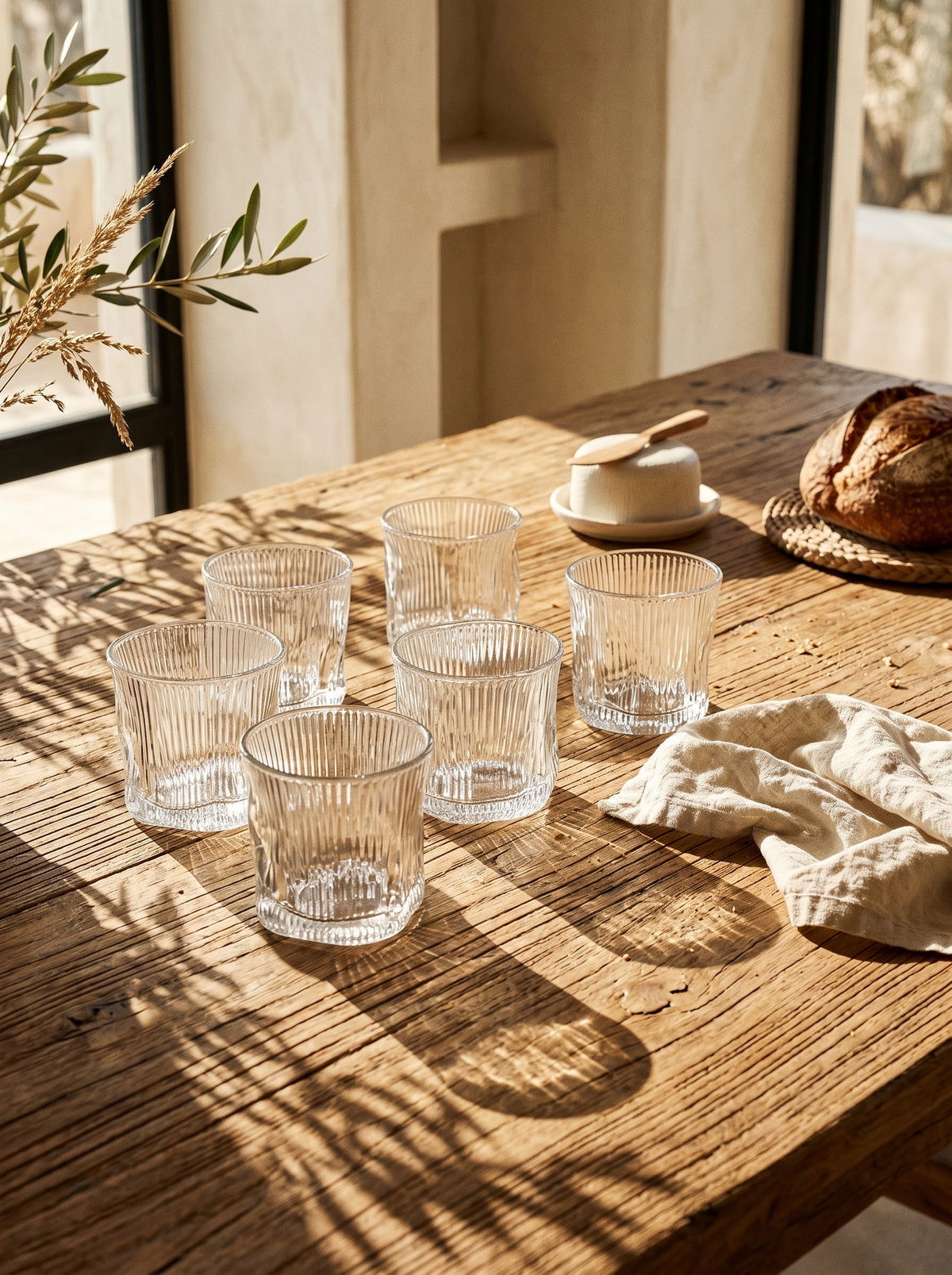 Lot de 6 Petits Verres Design Wave Lines, mise en scène sur une table dressée – Maison Azuria