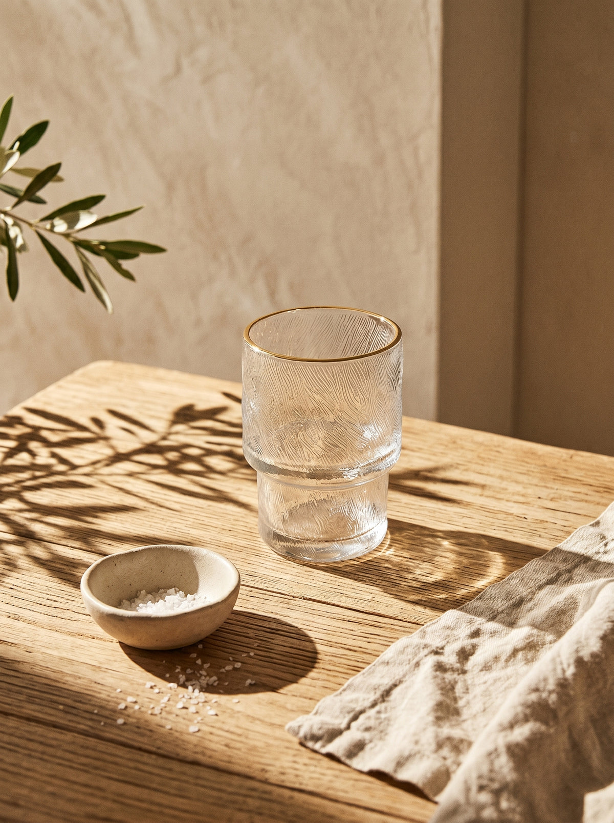 Lot de 6 petits Verres Ice, Liseré Doré, dans un décor de table sobre – Maison Azuria