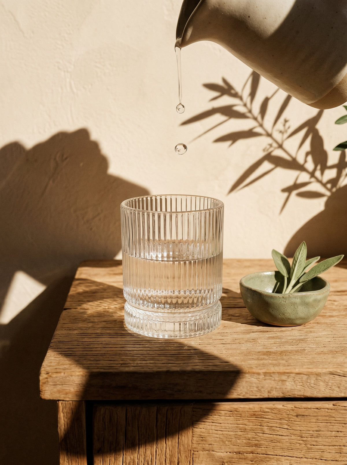 Lot de 6 Petits Verres Lìnea, mise en scène sur une table dressée – Maison Azuria