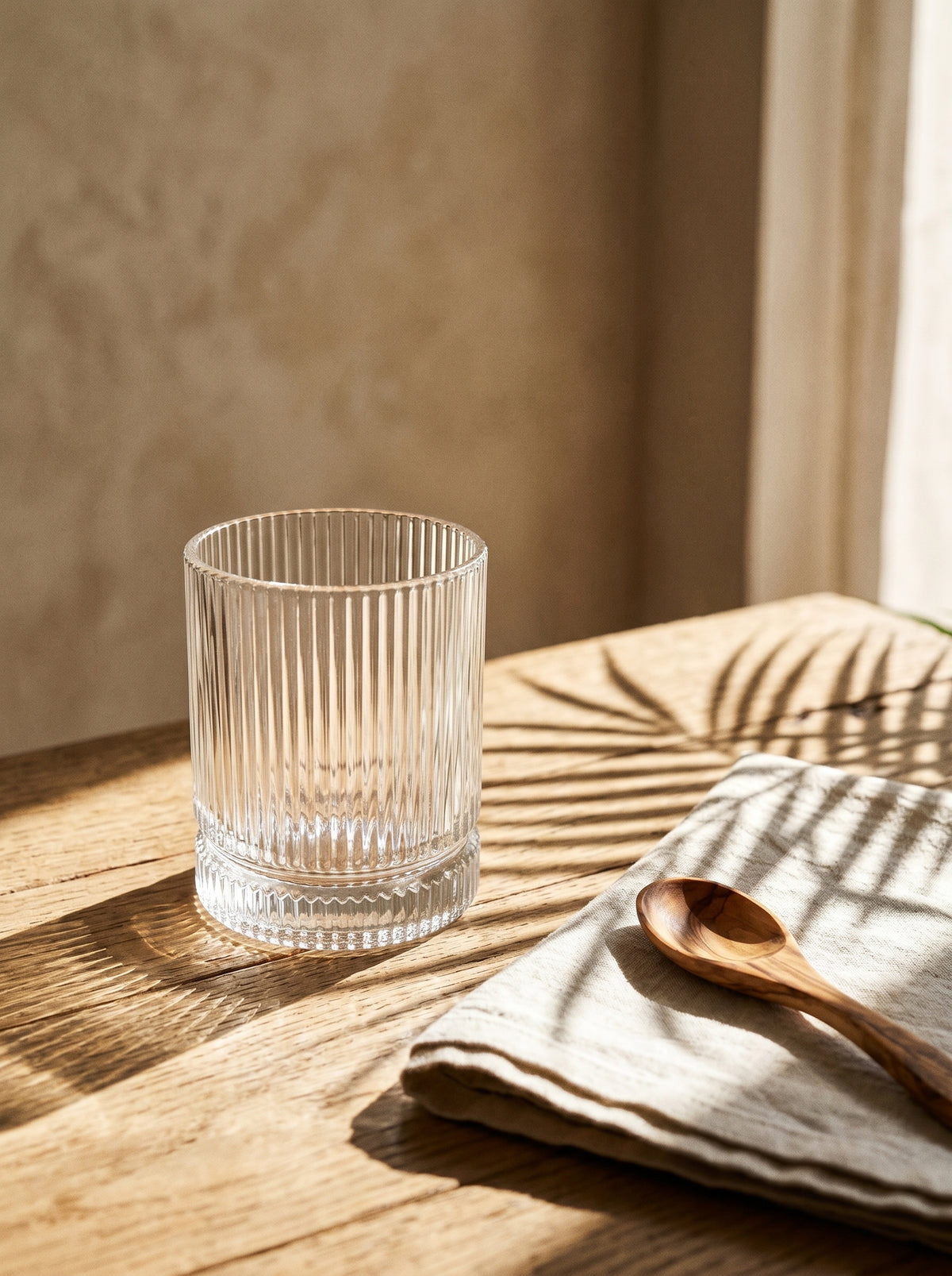Lot de 6 Petits Verres Lìnea, en situation, lumière naturelle – Maison Azuria