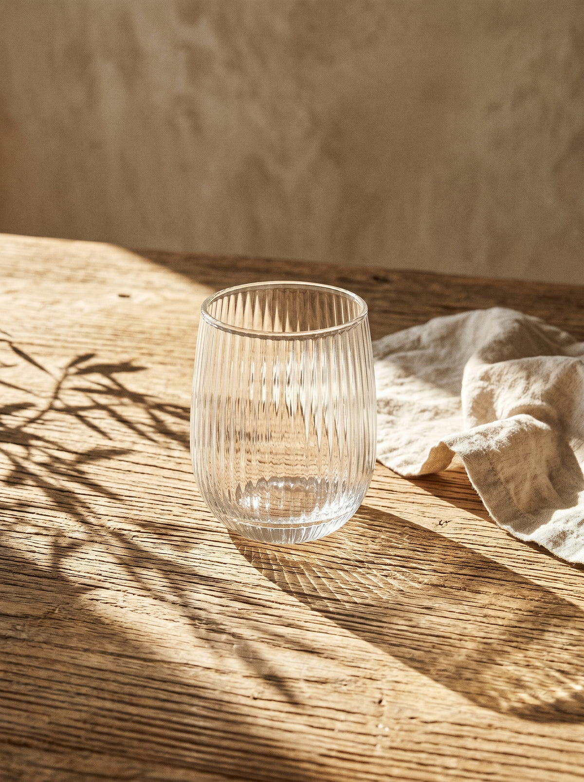 Lot de 6 Petits Verres Lìnes, mise en scène sur une table dressée – Maison Azuria