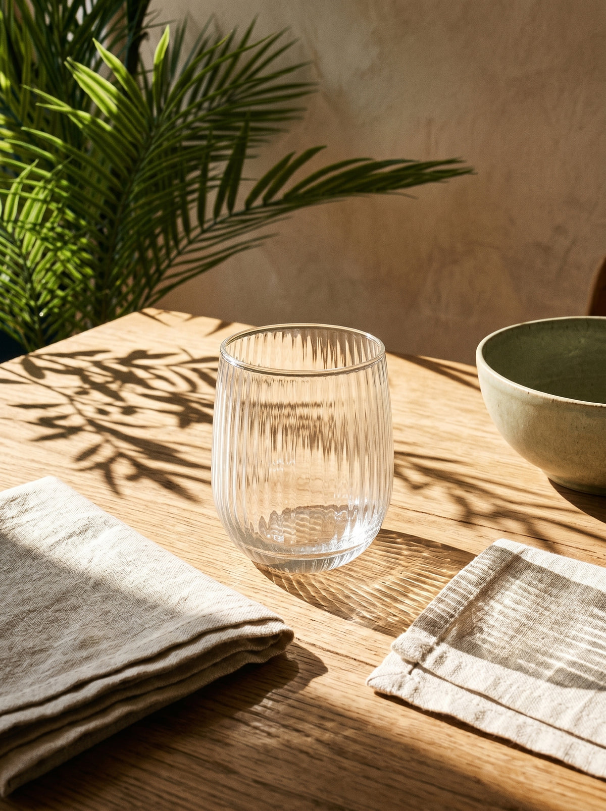 Lot de 6 Petits Verres Lìnes, en situation, lumière naturelle – Maison Azuria
