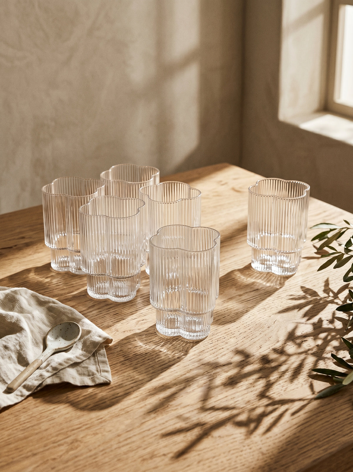 Lot de 6 petits verres Trèfle, mise en scène sur une table dressée – Maison Azuria