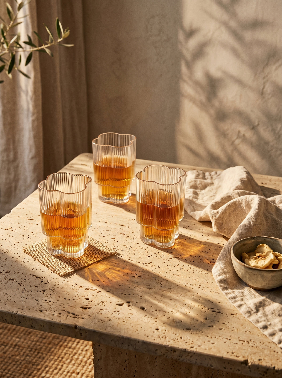Lot de 6 petits verres Trèfle, en situation, lumière naturelle – Maison Azuria