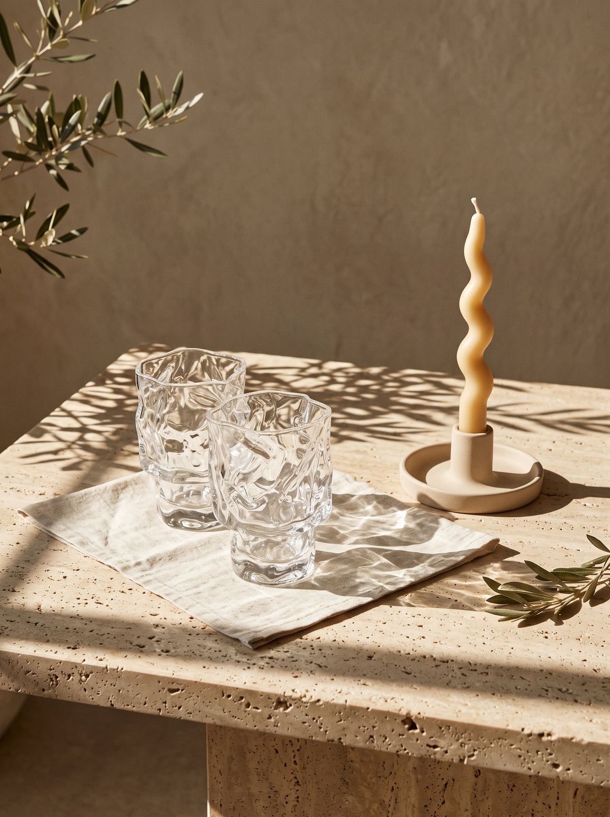 Lot de 6 Petits Verres Wave Nordic, mise en scène sur une table dressée – Maison Azuria