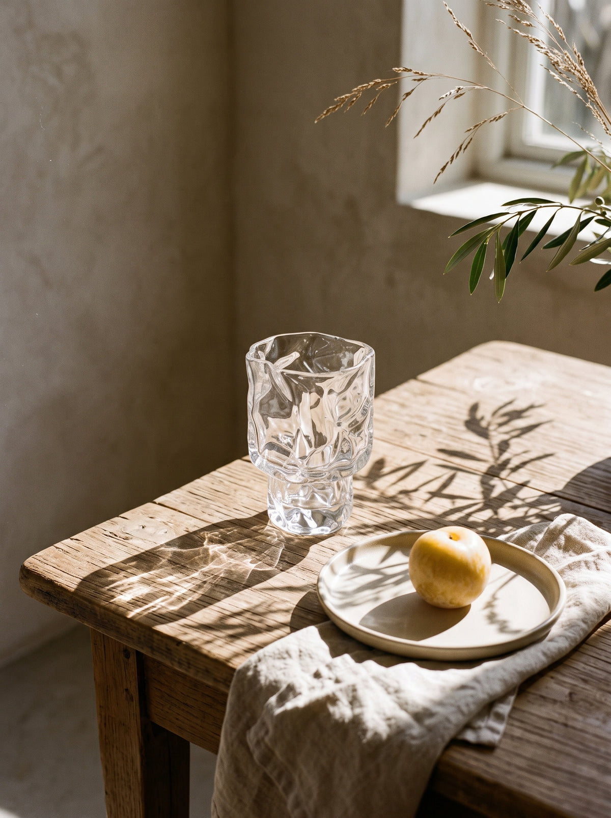 Lot de 6 Petits Verres Wave Nordic, en situation, lumière naturelle – Maison Azuria