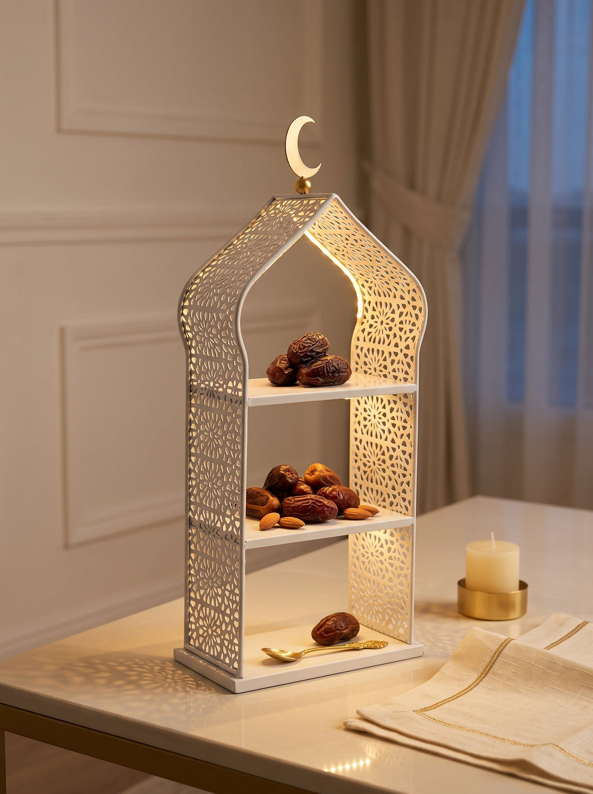 Plateau oriental 2 étages de Grande Taille, Blanc, mise en scène sur une table dressée – Maison Azuria