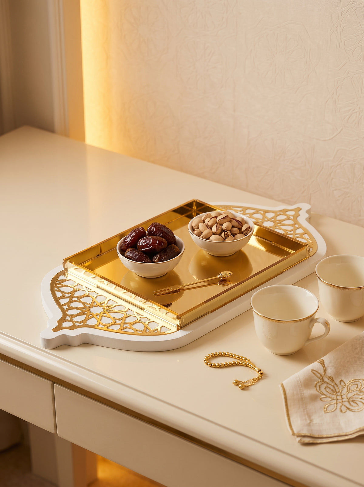 Plateau oriental en bois et acrylique petit, Blanc et doré, mise en scène sur une table dressée – Maison Azuria