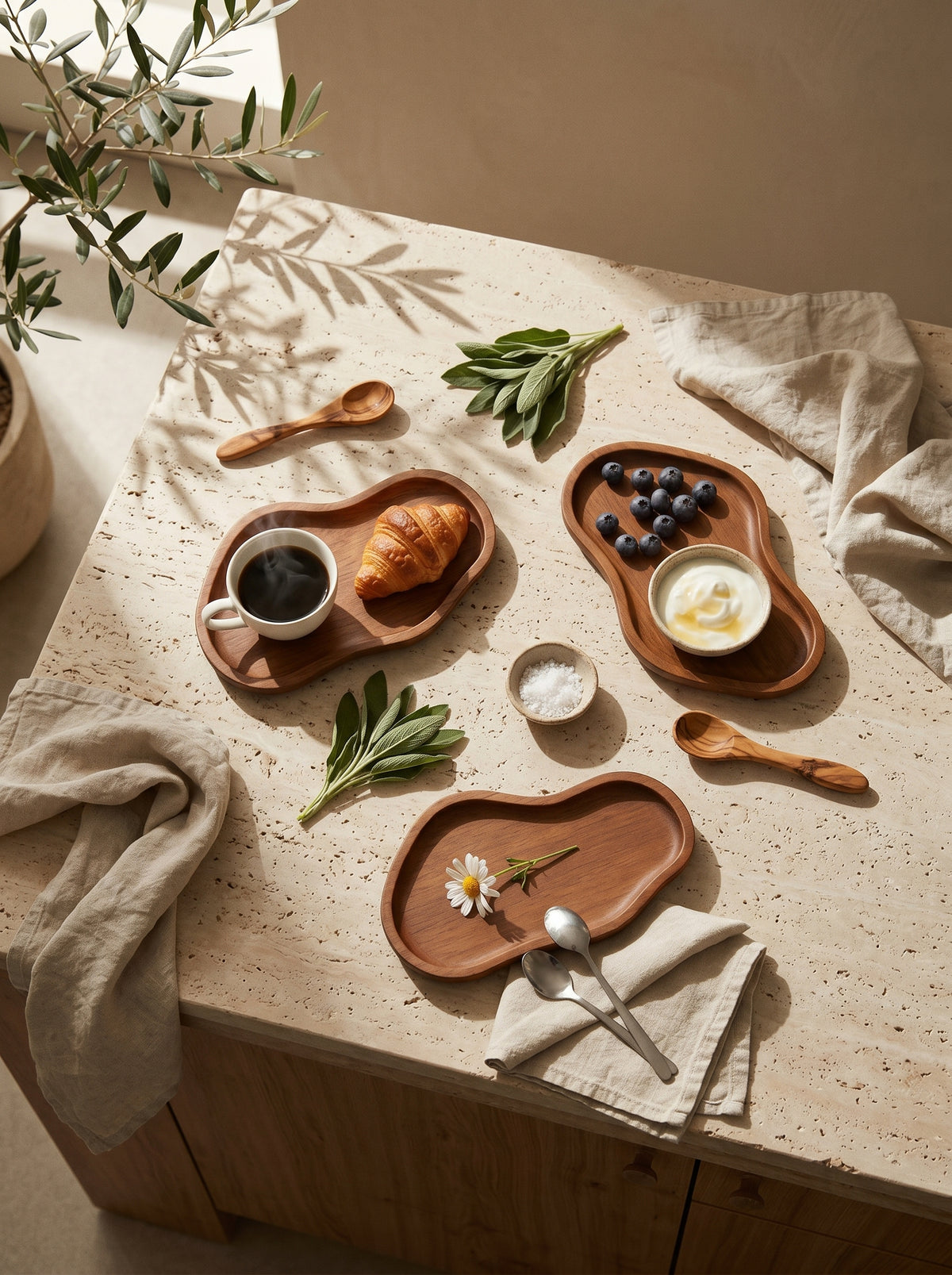 Lot de 3 plateaux en bois d’acacia, en situation, lumière naturelle – Maison Azuria