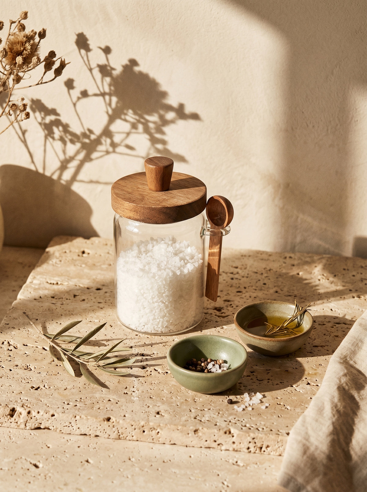 Pot de cuisine en bois d’acacia, Rangement alimentaire, mise en scène sur une table dressée – Maison Azuria