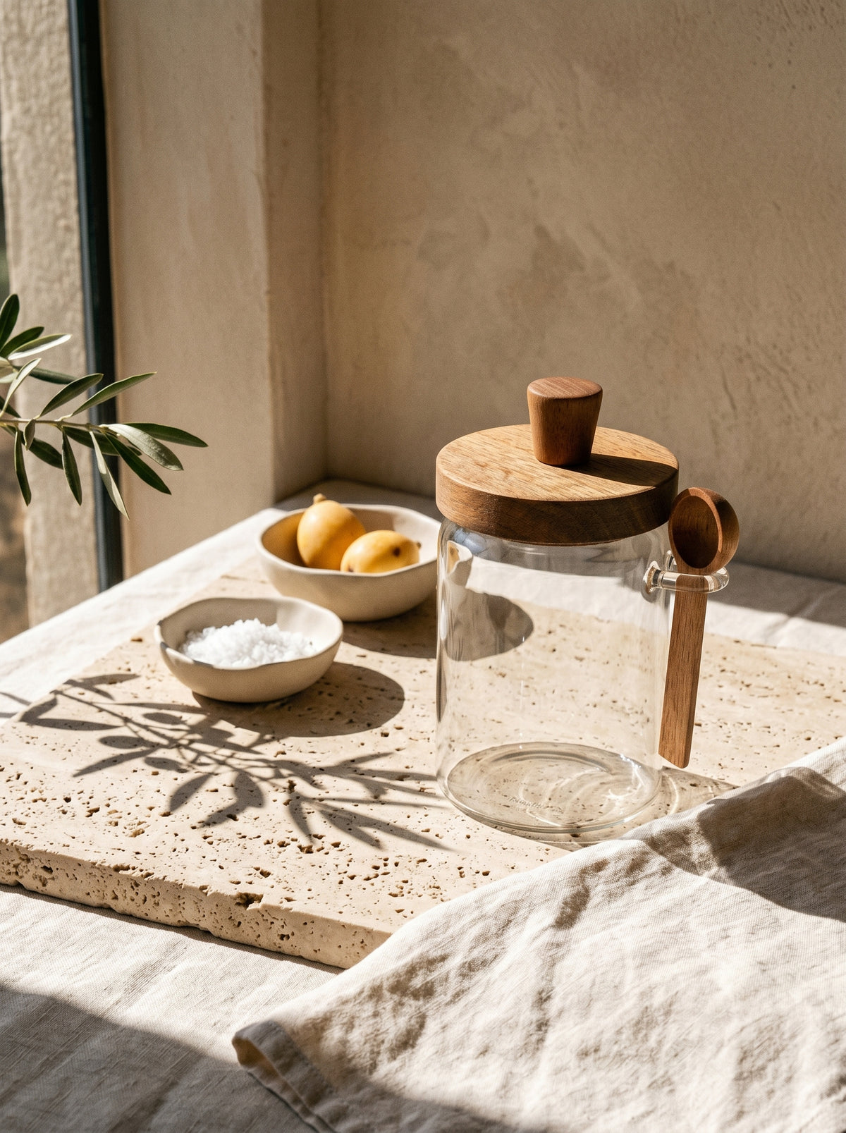 Pot de cuisine en bois d’acacia, Rangement alimentaire, en situation, lumière naturelle – Maison Azuria