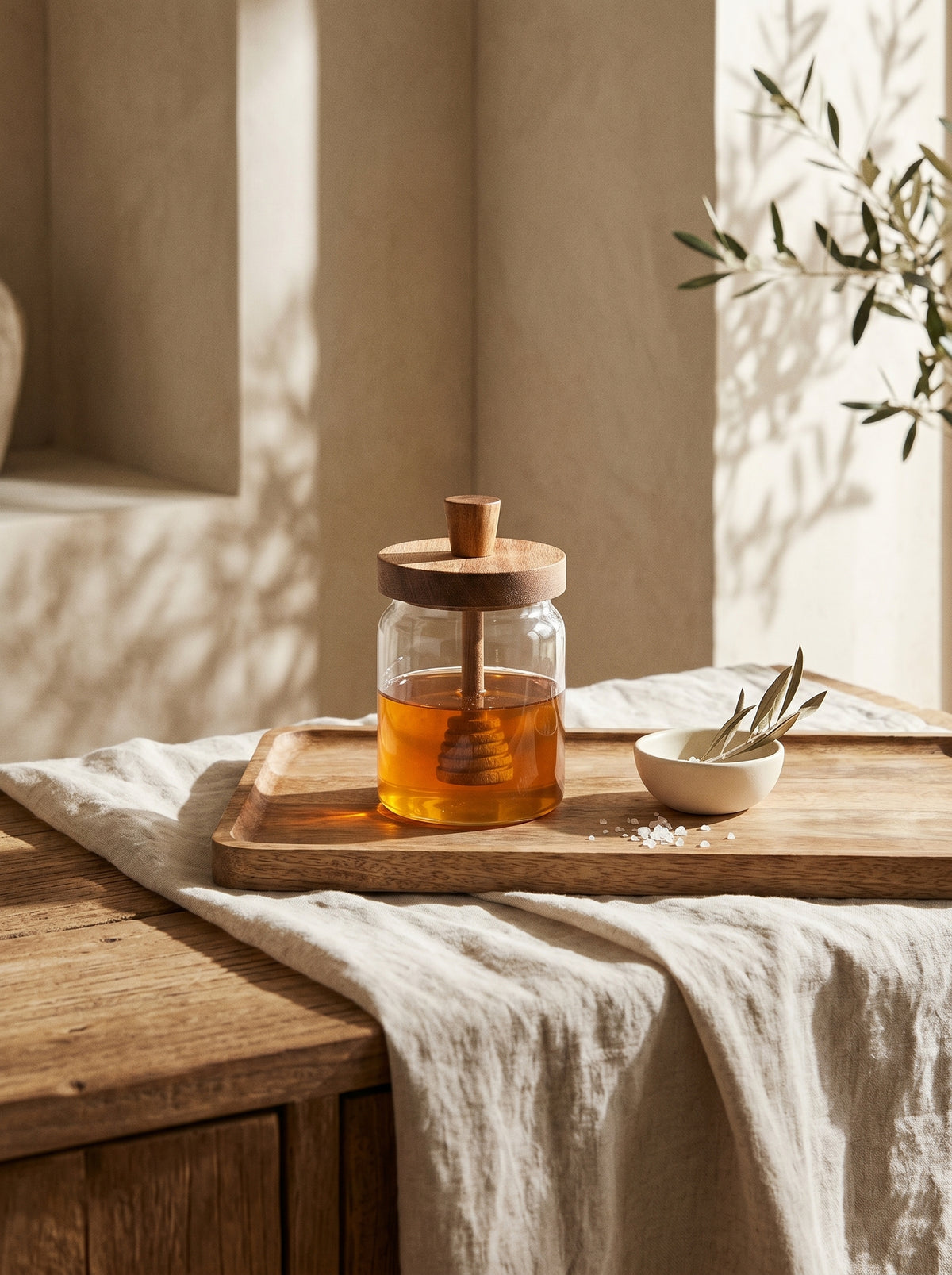 Pot de miel bois d’acacia, Rangement alimentaire, mise en scène sur une table dressée – Maison Azuria