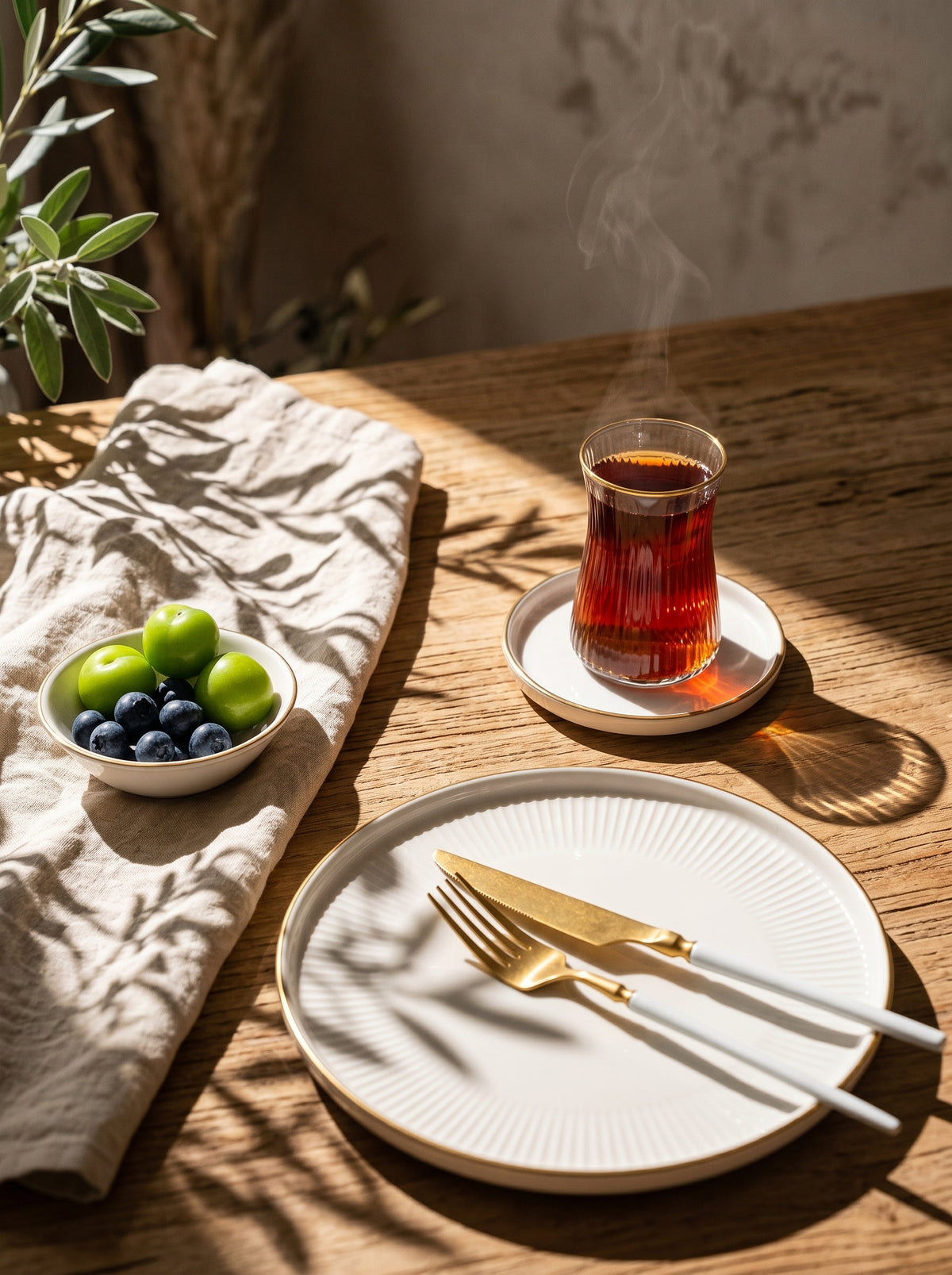 Service brunch Harmonie, en situation, lumière naturelle – Maison Azuria