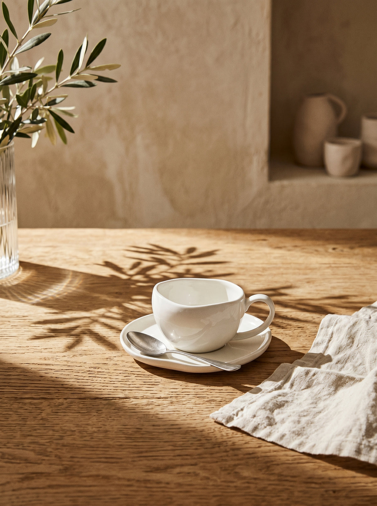 Service à café Capital, Tasses 120 ml, en situation, lumière naturelle – Maison Azuria