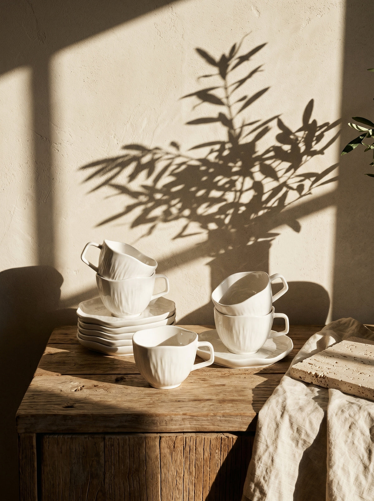 Service à café Cermico, Tasses 200 ml, mise en scène sur une table dressée – Maison Azuria