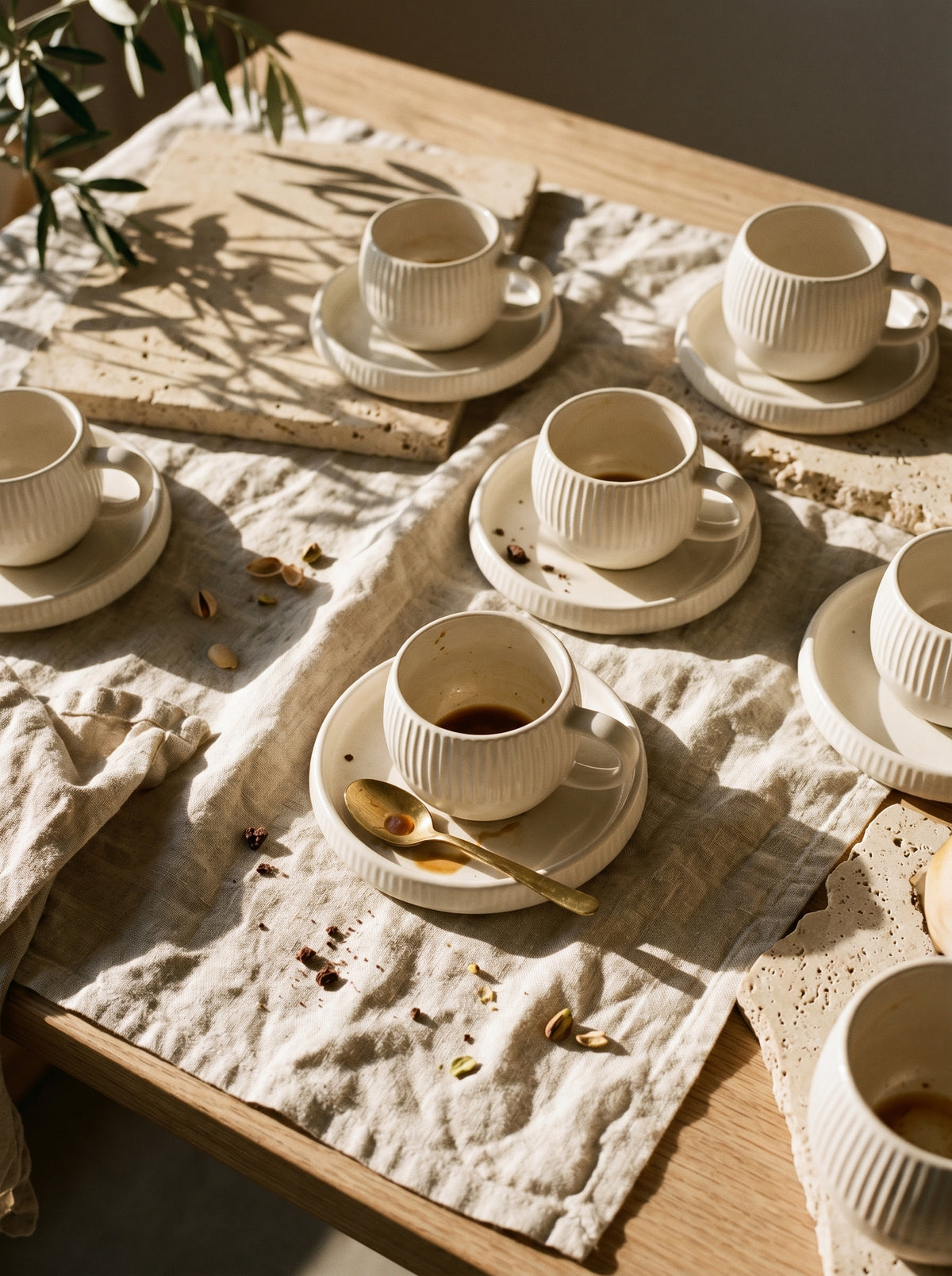 Service à café Chubby Lines, Tasses 200 ml, mise en scène sur une table dressée – Maison Azuria