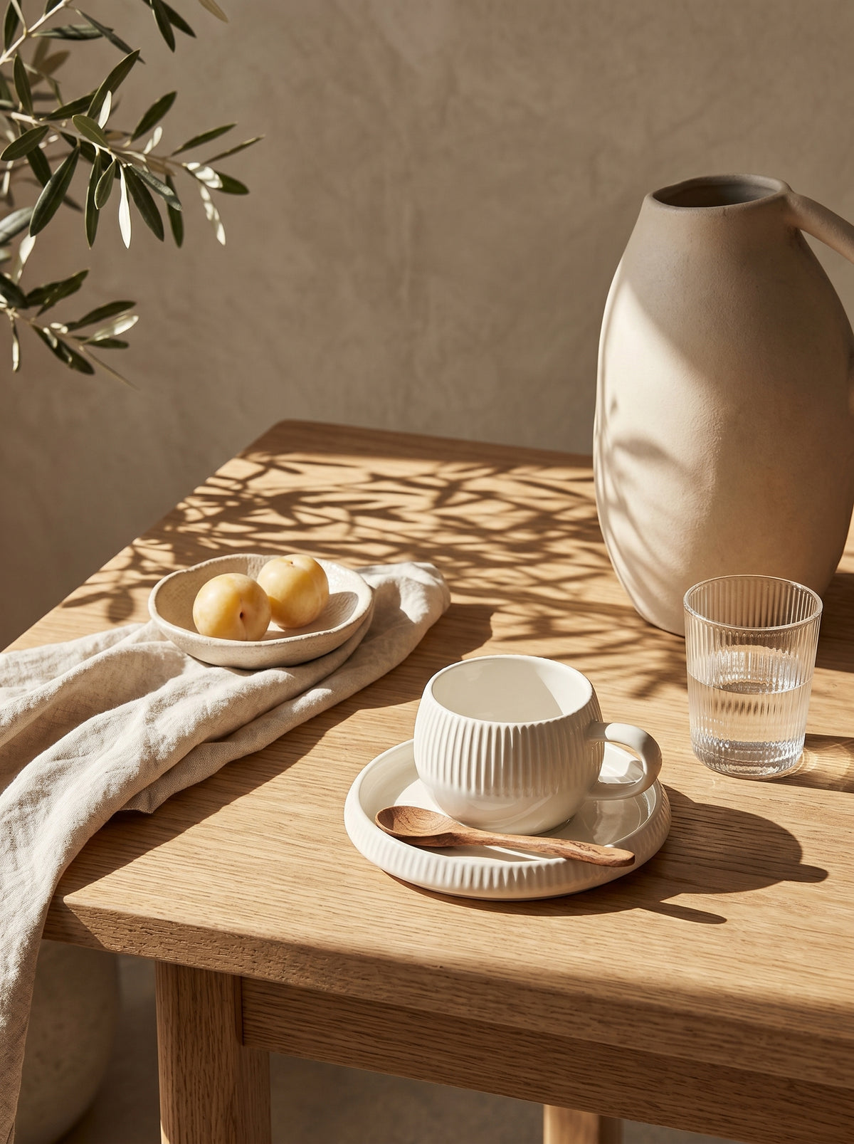 Service à café Chubby Lines, Tasses 200 ml, en situation, lumière naturelle – Maison Azuria