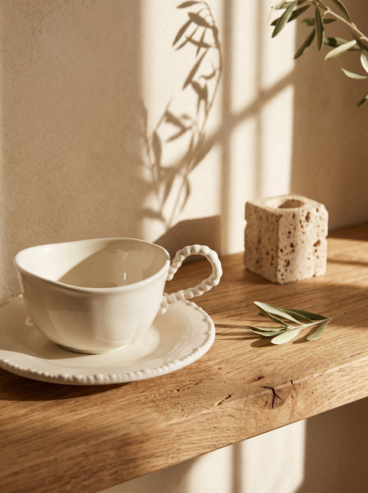 Service à café Pearl Coffee, Tasses 200 ml, mise en scène sur une table dressée – Maison Azuria