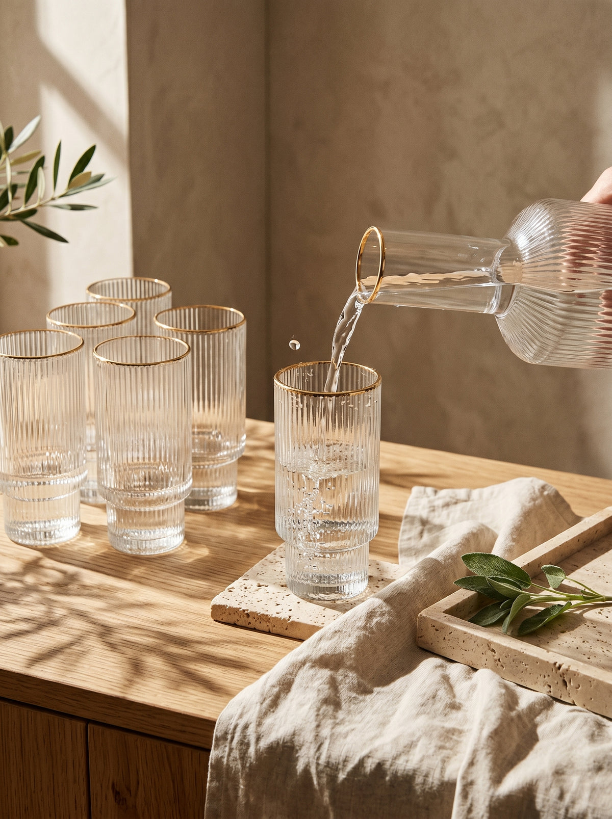Service carafe et verres, Liseré doré, en situation, lumière naturelle – Maison Azuria