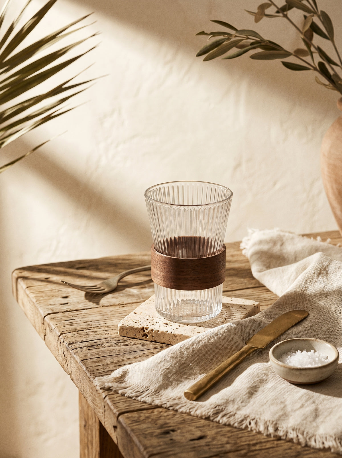 Service carafe et verres avec support en acacia, ambiance art de la table – Maison Azuria