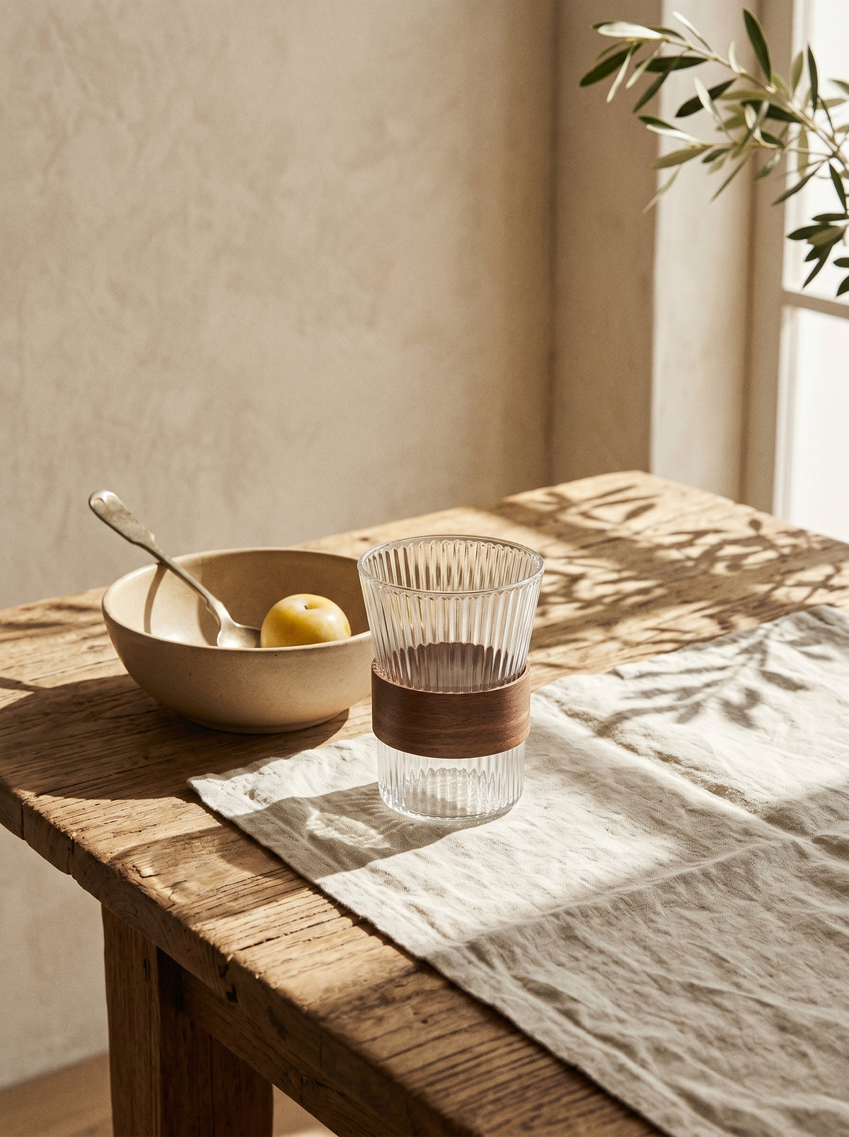 Service carafe et verres avec support en acacia, dans un décor de table sobre – Maison Azuria